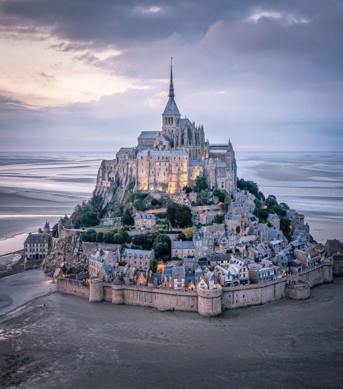 Vue du Mont-Saint-Michel, site emblématique du patrimoine français.